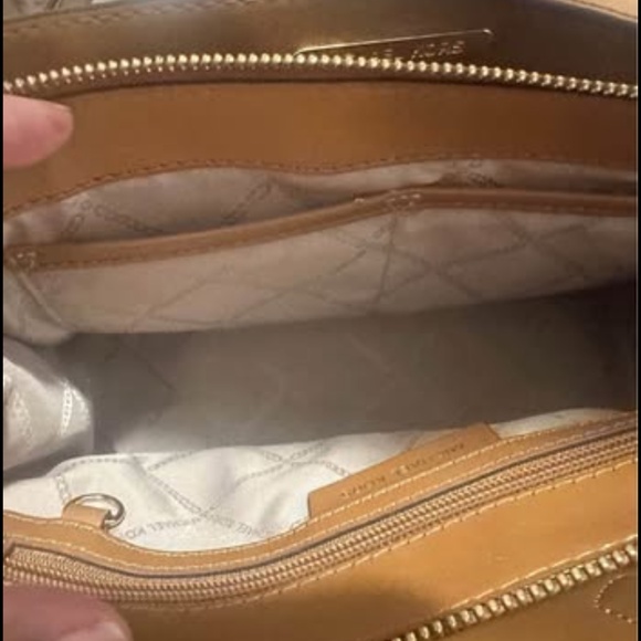Michael Kors Shelia Women’s Center Zip Satchel Handbag White and Brown colored. - Picture 6 of 10